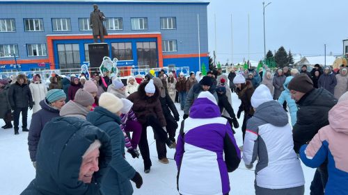 Сабалыларны Үзәк чыршы янында Яңа ел бәйрәме белән Зәринә Хәсәншина котлады (+видео)