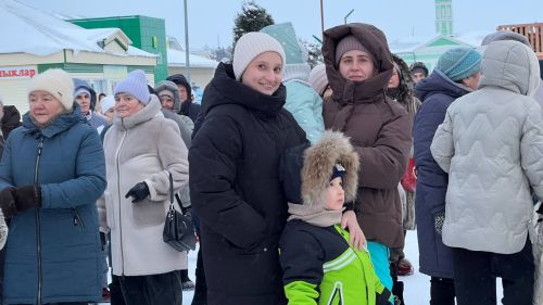 Сабалыларны Үзәк чыршы янында Яңа ел бәйрәме белән Зәринә Хәсәншина котлады (+видео)