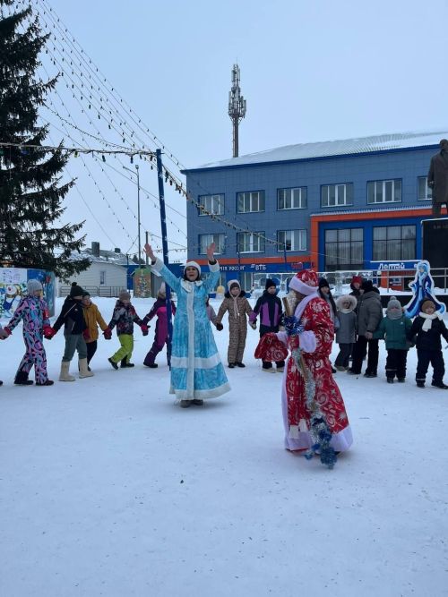 Үзәк мәйданда Мамалай һәм Бигәнәй авыллары мәдәният хезмәткәрләре  балалар өчен күңелле ял тамашасы  һәм кызыклы уеннар бүләк иттеләр