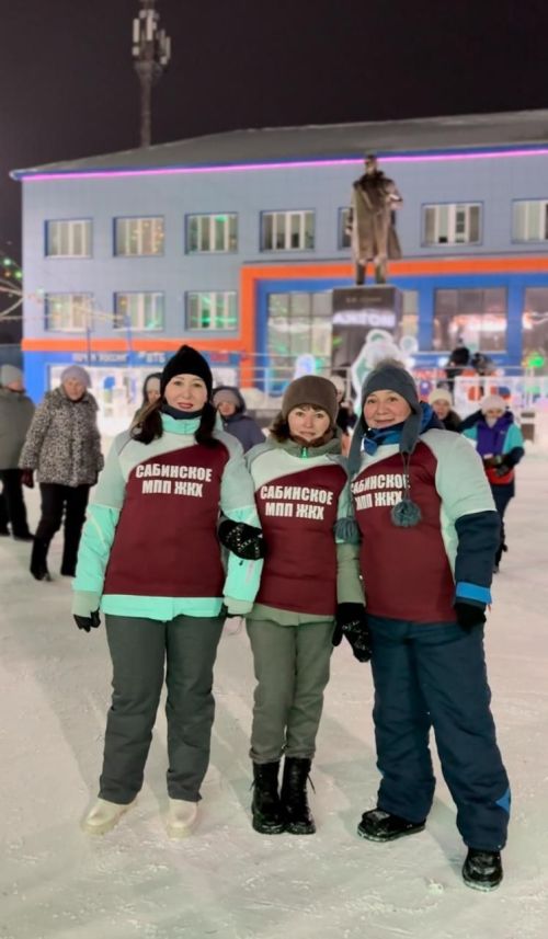 Кичә Төп чыршы мәйданын Саба күптармаклы җитештерү предприятиесе хезмәткәрләре гөрләтте