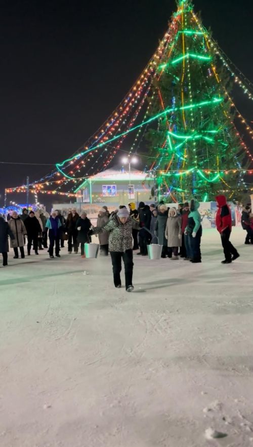 Кичә Төп чыршы мәйданын Саба күптармаклы җитештерү предприятиесе хезмәткәрләре гөрләтте