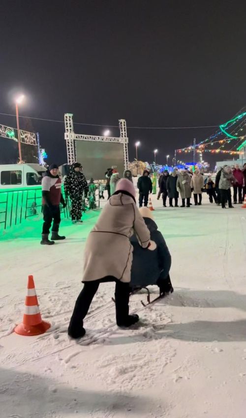 Кичә Төп чыршы мәйданын Саба күптармаклы җитештерү предприятиесе хезмәткәрләре гөрләтте