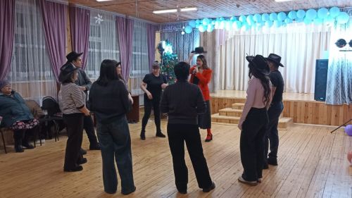 Татар Икшермәсе авыл клубында узган  Искечә яңа ел бәйрәмендә популяр блогер һәм җырчы Равил Закиров катнашты