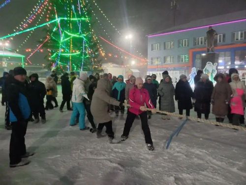 Саба юл идарәсе хезмәткәрләре Төп чыршы янында узган бәйрәмдә халыкны кайнар коймак белән сыйладылар