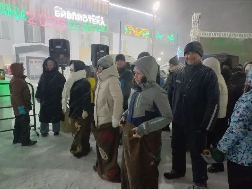 Саба юл идарәсе хезмәткәрләре Төп чыршы янында узган бәйрәмдә халыкны кайнар коймак белән сыйладылар