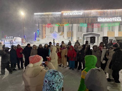 Саба юл идарәсе хезмәткәрләре Төп чыршы янында узган бәйрәмдә халыкны кайнар коймак белән сыйладылар