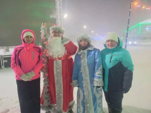 Саба юл идарәсе хезмәткәрләре Төп чыршы янында узган бәйрәмдә халыкны кайнар коймак белән сыйладылар