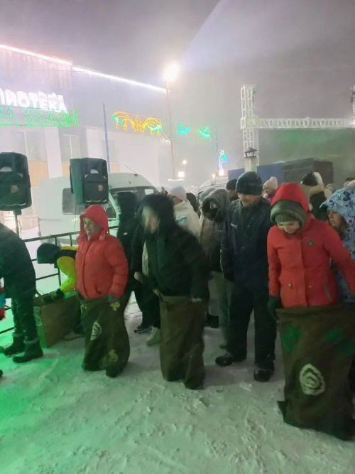 Саба юл идарәсе хезмәткәрләре Төп чыршы янында узган бәйрәмдә халыкны кайнар коймак белән сыйладылар
