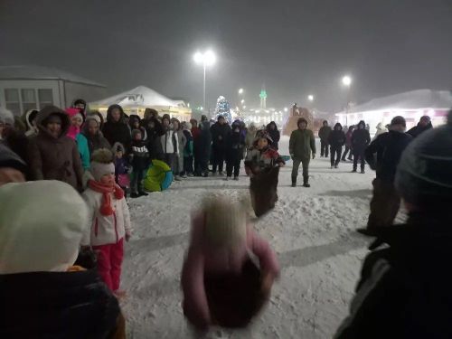 Саба юл идарәсе хезмәткәрләре Төп чыршы янында узган бәйрәмдә халыкны кайнар коймак белән сыйладылар