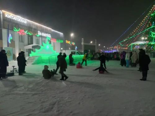 Саба юл идарәсе хезмәткәрләре Төп чыршы янында узган бәйрәмдә халыкны кайнар коймак белән сыйладылар