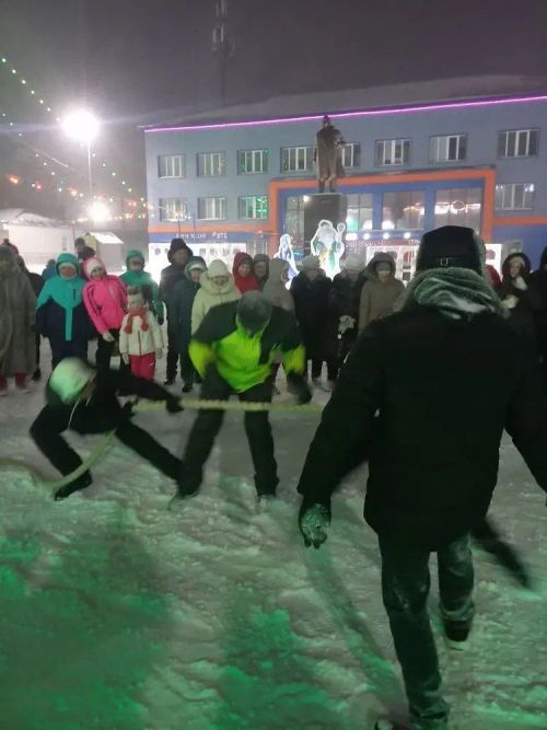 Саба юл идарәсе хезмәткәрләре Төп чыршы янында узган бәйрәмдә халыкны кайнар коймак белән сыйладылар