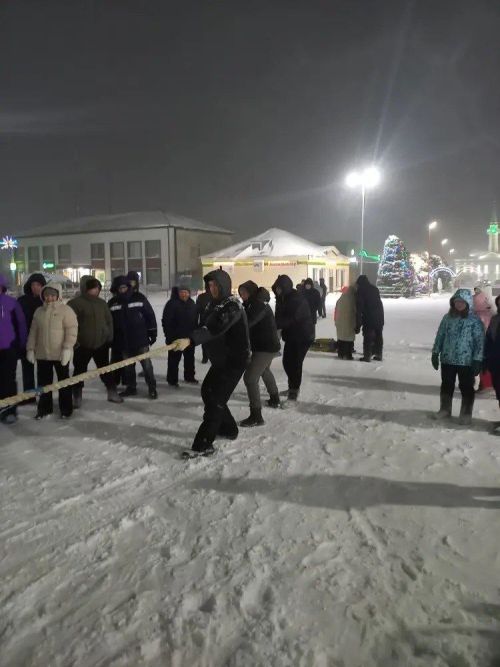 Саба юл идарәсе хезмәткәрләре Төп чыршы янында узган бәйрәмдә халыкны кайнар коймак белән сыйладылар
