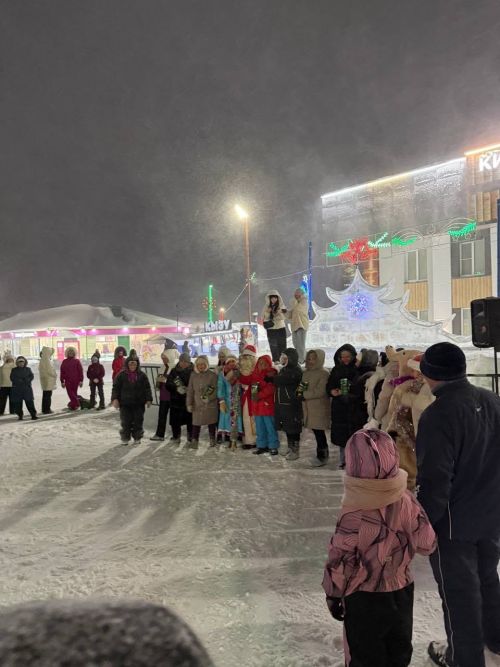 Саба юл идарәсе хезмәткәрләре Төп чыршы янында узган бәйрәмдә халыкны кайнар коймак белән сыйладылар