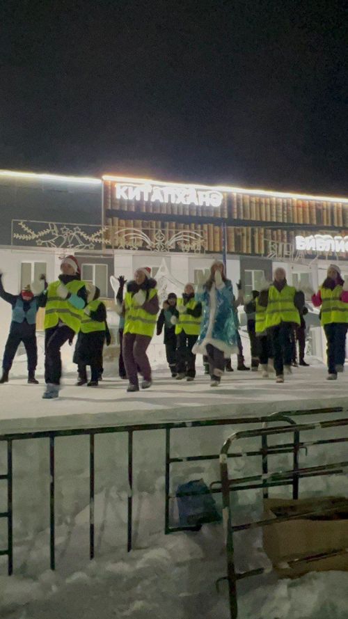 Бүген үзәк мәйданда «Цинк-Саба» җәмгыяте коллективы үзенчәлекле бәйрәм тамашасы тәкъдим итте