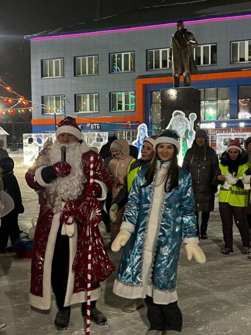 Бүген үзәк мәйданда «Цинк-Саба» җәмгыяте коллективы үзенчәлекле бәйрәм тамашасы тәкъдим итте