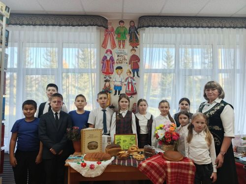 Юлбат китапханәсендә «Икмәк булса - бар да була» дип исемләнгән уңыш бәйрәме узды