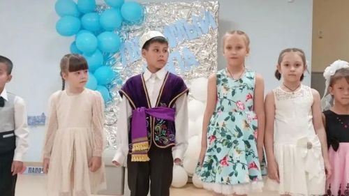 «Тургай» социаль приютында тәрбияләнүчеләр әтиләренә бәйрәм ясаган