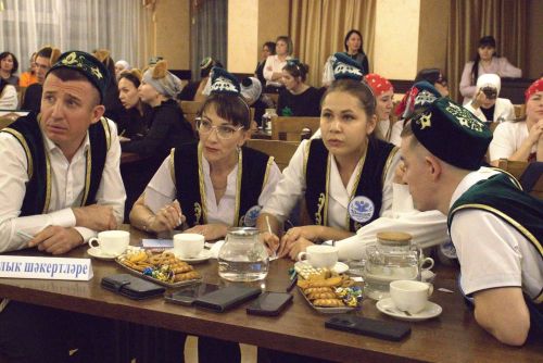 Район мәктәпкәчә яшьтәге балаларның ата-аналары квиз-уенда көч сынашты