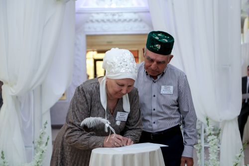 Чәчләр чаларган,  әмма мәхәббәт сүнмәгән....