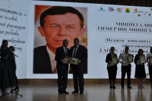 Сабада һөнәри бәйрәмнәре уңаеннан укытучыларны хөрмәтләделәр