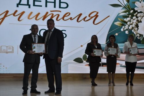 Сабада һөнәри бәйрәмнәре уңаеннан укытучыларны хөрмәтләделәр