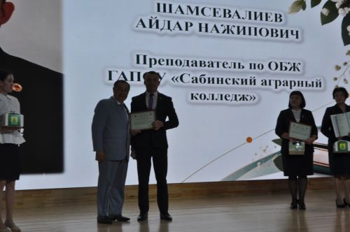 Сабада һөнәри бәйрәмнәре уңаеннан укытучыларны хөрмәтләделәр