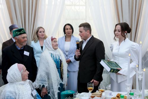 Чәчләр чаларган,  әмма мәхәббәт сүнмәгән....