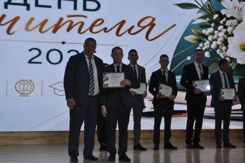 Сабада һөнәри бәйрәмнәре уңаеннан укытучыларны хөрмәтләделәр