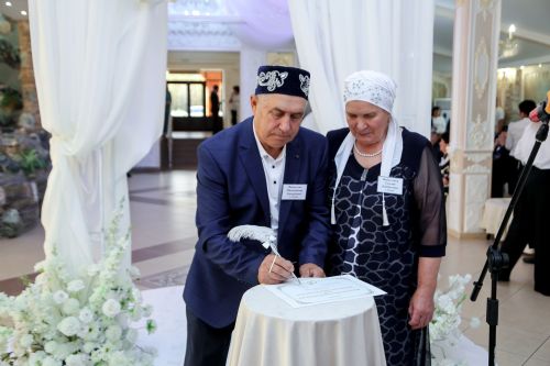 Чәчләр чаларган,  әмма мәхәббәт сүнмәгән....