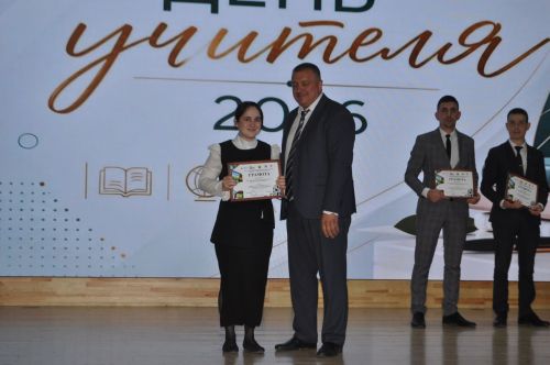 Сабада һөнәри бәйрәмнәре уңаеннан укытучыларны хөрмәтләделәр