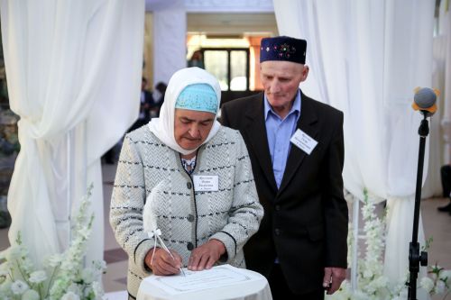Чәчләр чаларган,  әмма мәхәббәт сүнмәгән....