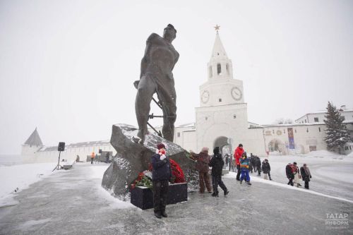Рөстәм Миңнеханов Муса Җәлил һәйкәленә чәчәкләр салды