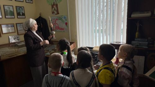 Балалар газета чыгару эше белән танышты