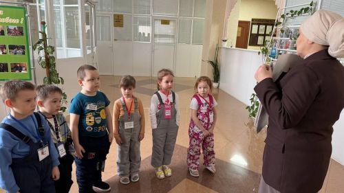 Балалар газета чыгару эше белән танышты