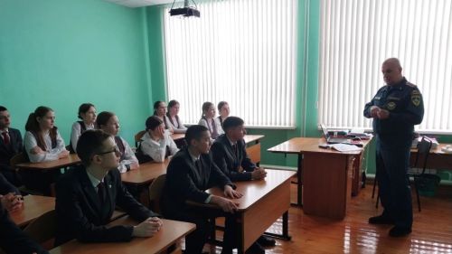 Югары Симет урта мәктәбендә укучыларга  «Янгын чыкканда эвакуацияләү кагыйдәләре» турында сөйләделәр