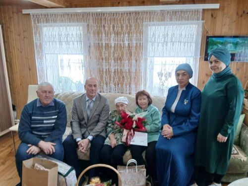 Бүген Сабада яшәүче Мәнзүмә Хуҗинаны 101 яшь тулуы белән котладылар
