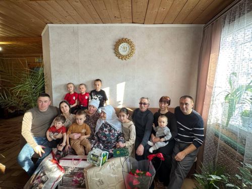 Ике Басу Арташ авылында яшәүче Гаймә Сәхәбиеваны 90 яшьлек юбилее белән тәбрикләделәр