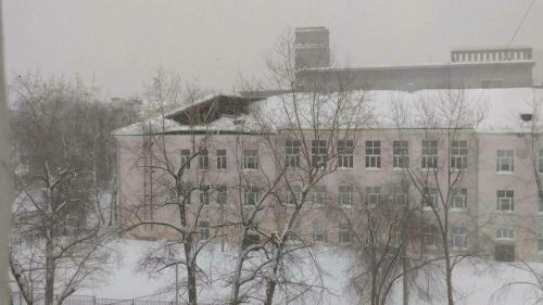 Казанда 27нче гимназия түбәсенең бер өлеше җимерелгән