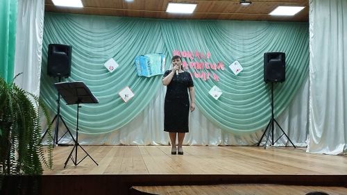 Кызыл-Мишә мәдәният йортында  узган «Моңнар кайтсын авылга» дип исемләнгән кичәдә төрле буын вәкилләре очрашты