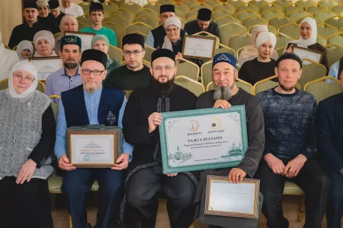 Диния Нәзарәтендә “Нурлы Рамазан” бәйгесе җиңүчеләрен тәбрикләделәр