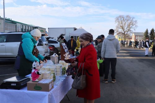Быел  халык  ярминкәгә мәдәният йорты  каршындагы  мәйданга  чыкты