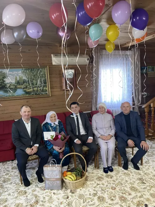 Миңгәр авылында яшәүче Бибишәмсүнә Вагыйз кызы үзенең   олы юбилеен – 98 яшьлек гомер бәйрәмен билгеләп үтте
