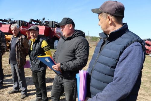 Бүген “Юлбат” авыл хуҗалыгы предприятиесенең Килдебәк бригадасында туңга  сөрелгән  җирләрне тырмалауга  чыктылар