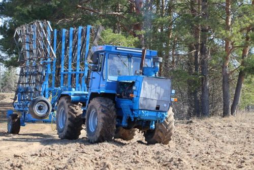 Бүген “Юлбат” авыл хуҗалыгы предприятиесенең Килдебәк бригадасында туңга  сөрелгән  җирләрне тырмалауга  чыктылар