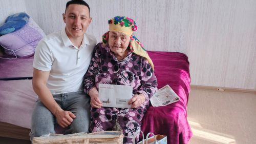 Иске Икшермә авылында яшәүче тыл ветераны Хадия Сафинаны туган көне белән котладылар