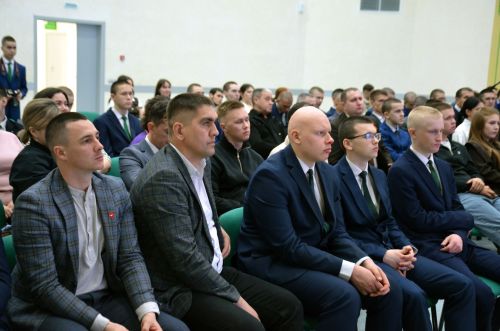 Яшьләр белән ачыктан-ачык сөйләшү: идеяләр туплау һәм киләчәккә караш