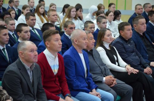 Яшьләр белән ачыктан-ачык сөйләшү: идеяләр туплау һәм киләчәккә караш