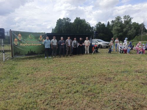 Эзмә мәдәният йорты каршында  волонтерлар белән берлектә балалар өчен «Изге айда, изге гамәл» Корбан бәйрәме оештырылды