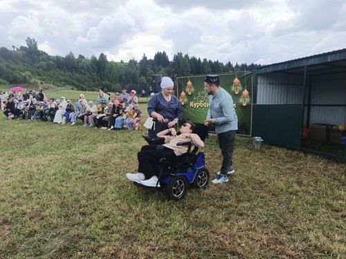 Эзмә мәдәният йорты каршында  волонтерлар белән берлектә балалар өчен «Изге айда, изге гамәл» Корбан бәйрәме оештырылды