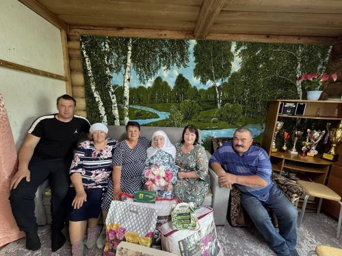 Бүген Мишәбаш авылында яшәүче Сәвия Шәрәфиева үзенең  90 яшьлек олуг юбилеен билгеләп үтә